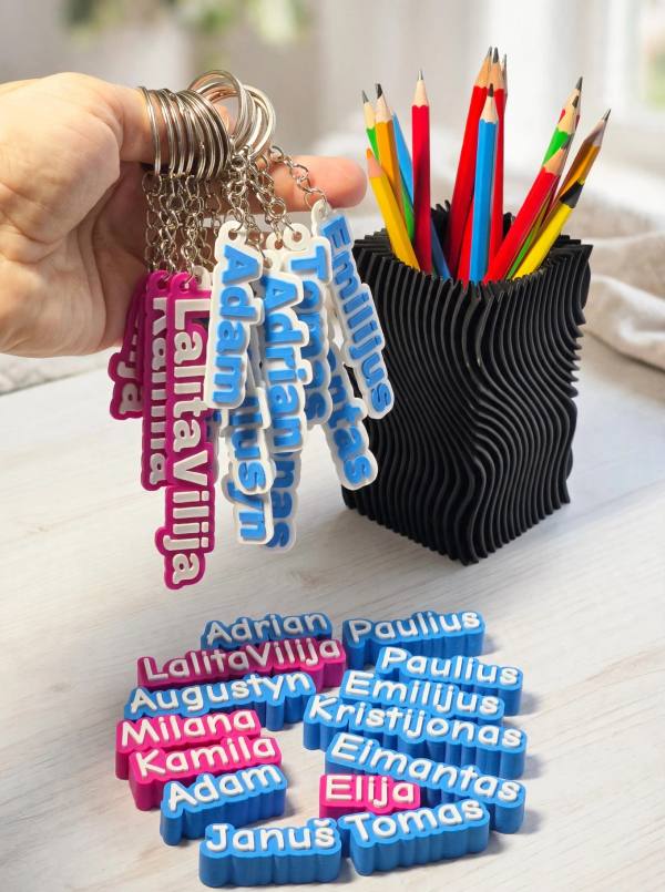 Personalizuoti 3D vardo raktų pakabukai ir antgaliai pieštukams
